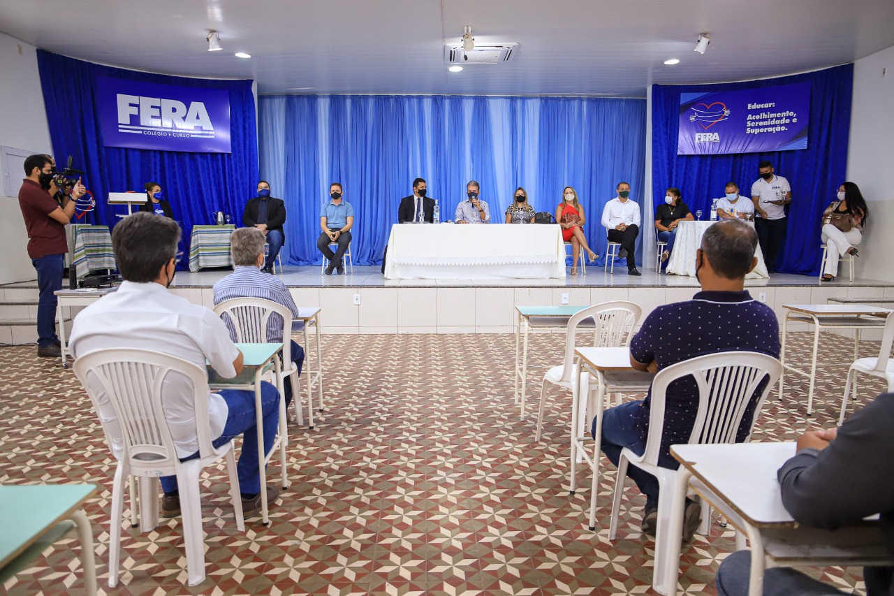 NOVO NORMAL: Prefeito Nabor assina decreto municipal que autoriza adoção de ensino híbrido na cidade Patos