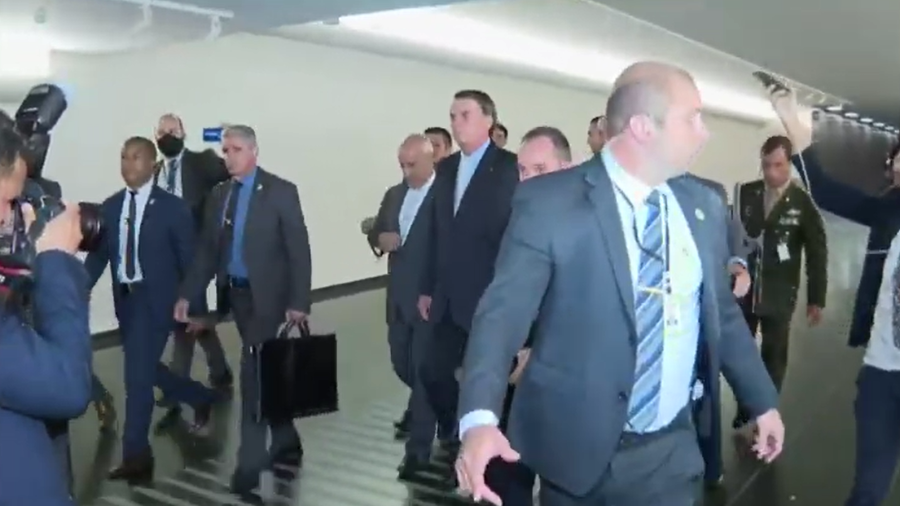 Com tumulto e acidente, Bolsonaro entrega proposta de privatizar Correios