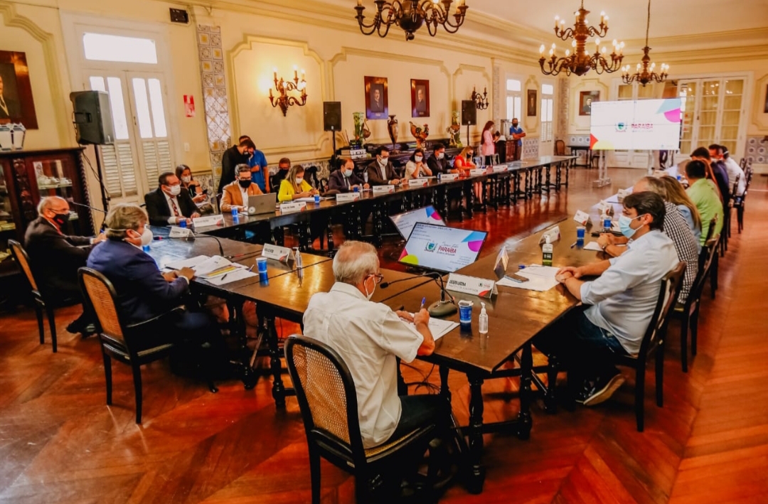 Governador João e Prefeito Cícero anunciam suspensão de aulas presenciais nas redes pública e privada, toque de recolher,  fechamento da orla e aumento nos leitos de UTI para enfrentar a nova onda do Covid