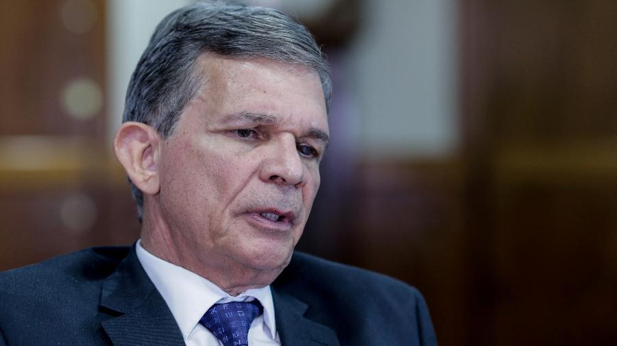 Depois do aumento de 15% no diesel e 10% na gasolina, presidente Bolsonaro anuncia general Silva e Luna como novo presidente da Petrobras