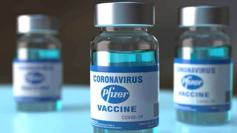 EFICÁCIA:  Estudos indicam que a vacina da Pfizer reduz em 94% casos sintomáticos da covid