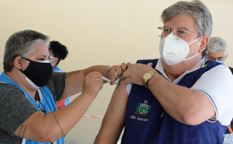 Governador João Azevêdo é imunizado com a 1ª dose da vacina CoronaVac contra a Covid-19