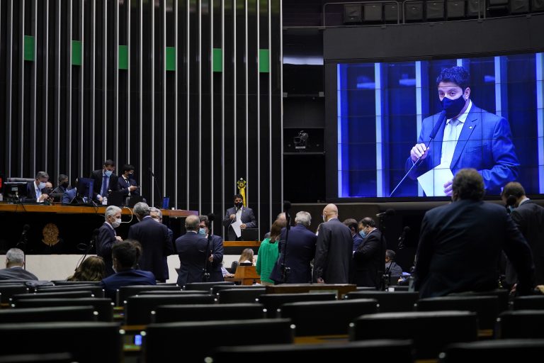 Câmara dos Deputados aprova texto-base de projeto que autoriza compra de vacinas contra Covid-19 por empresas privadas