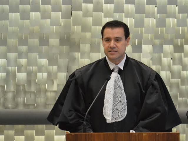 SEM AVISO PRÉVIO: Ministro de 57 anos pede aposentadoria ao vivo em sessão do STJ