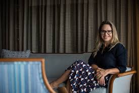 Com formação acadêmica, flexibilidade de horário e valorização profissional, mulher brasileira vira jogo e já ganha mais que homem em 224 ocupações no país