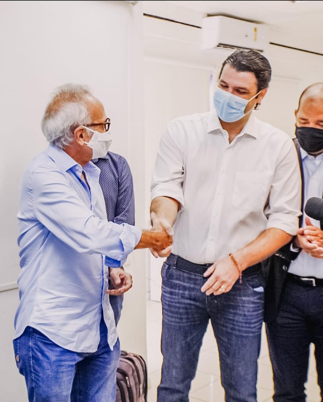 Cícero Lucena se afasta do cargo e o vice Leo Bezerra assume interinamente o mandato de prefeito de João Pessoa