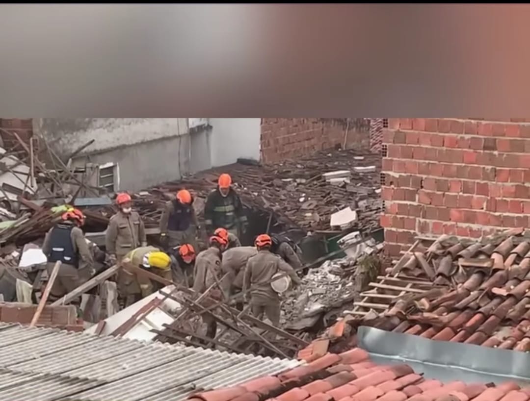TRAGÉDIA: Sobe para 3 o número de mortos em explosão provocada por botijão de gás de cozinha que causou a morte de mãe e filho de 3 anos e várias pessoas feridas e soterradas em prédio no bairro de Mangabeira IV