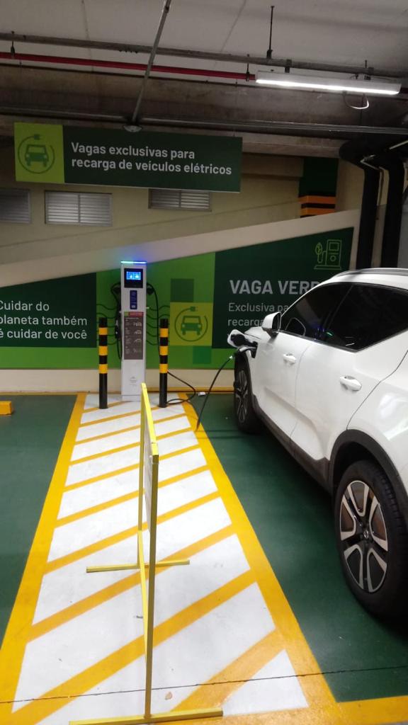 CARROS ELÉTRICOS:  Os consumidores do Home Center poderão recarregar os seus veículos enquanto fazem as suas compras