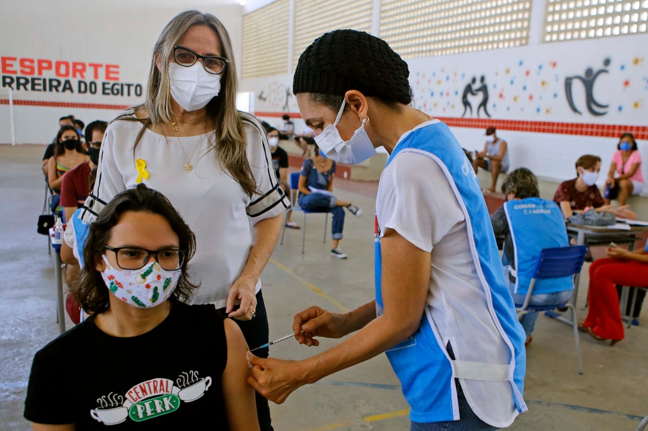 Trabalhadores da educação de João Pessoa manifestam emoção e esperança no primeiro dia de vacinação contra a Covid-19