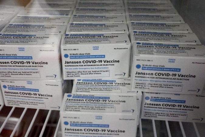 Brasil recebe mais 300 mil doses da vacina Janssen e deve fechar a semana com 4.8 milhões do imunizante