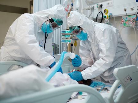 Brasil recebe doação de 47 mil itens do "kit intubação" do governo irlandês
