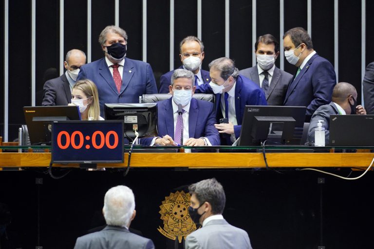 Câmara aprova projeto para barrar supersalários no funcionalismo público