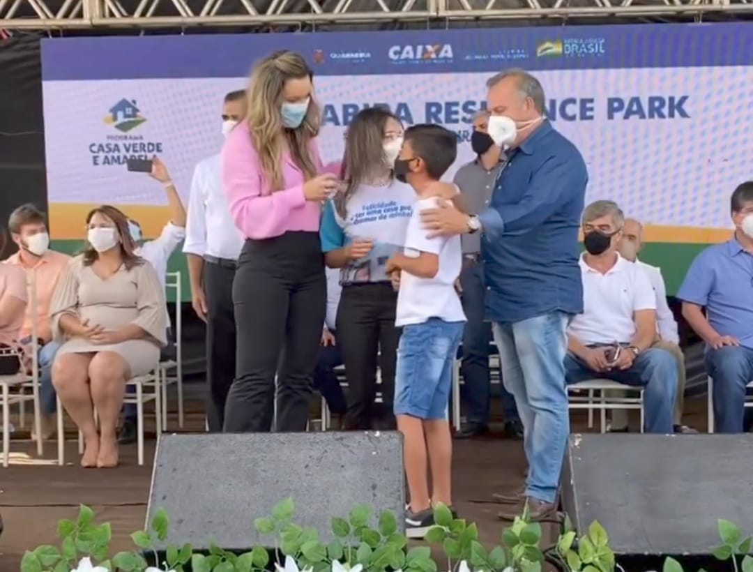 Deputada Camila e ministro Rogério Marinho entregam chaves a contemplados do Guarabira Residence Park I e II