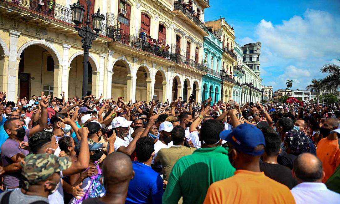 Manifestantes cubanos saem às ruas para denunciar as graves crises sanitária e econômica e o que eles qualificam de negligência do regime