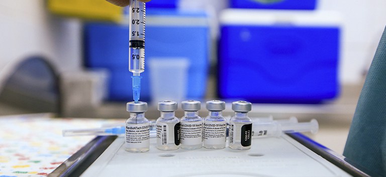Pátria imunizada, Brasil já aplicou mais de 300 milhões de doses de vacinas contra Covid