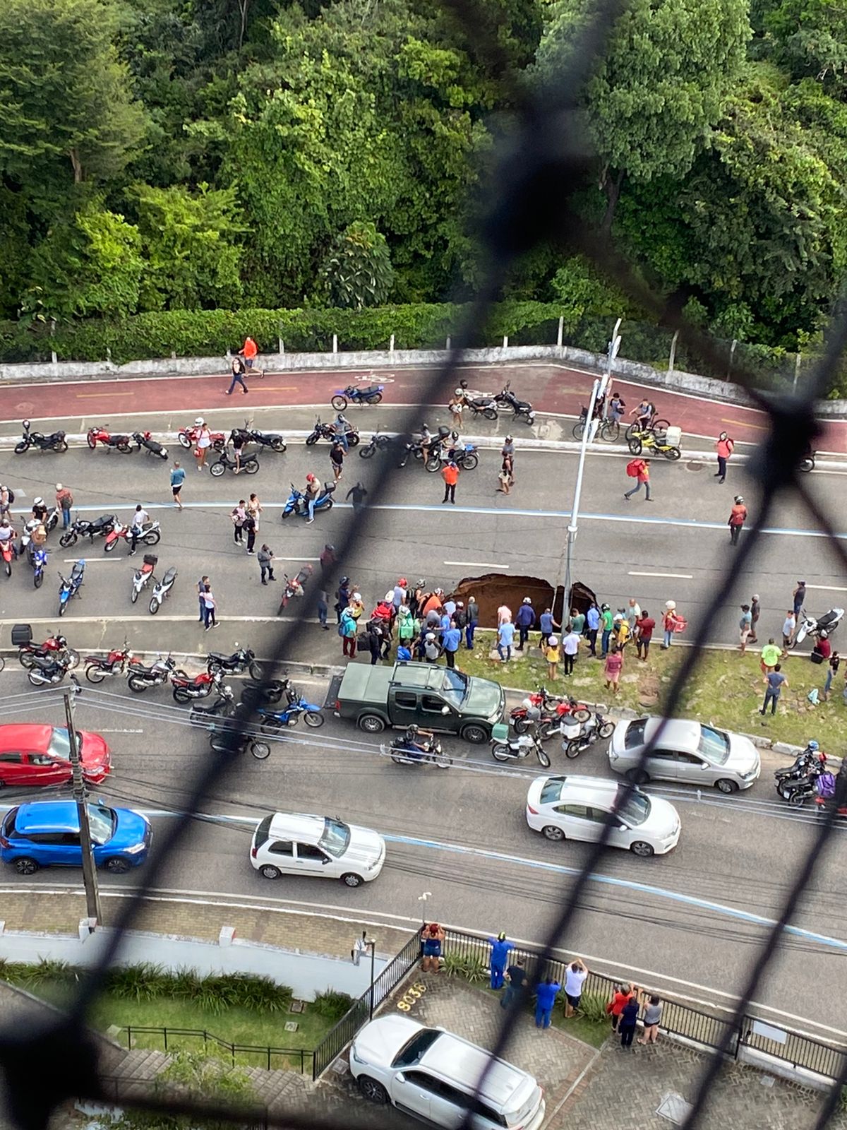 Trecho da Avenida Pedro II será interditado por três dias após rompimento de galeria que engoliu veículo com passageiros