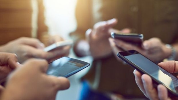 DEPENDÊNCIA: 20% dos brasileiros não ficam mais de 30 minutos longe do celular