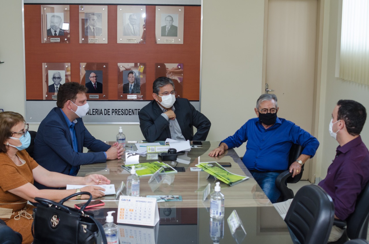 Presidente Adriano Galdino visita Hospital Napoleão Laureano e reforça parceria com a instituição