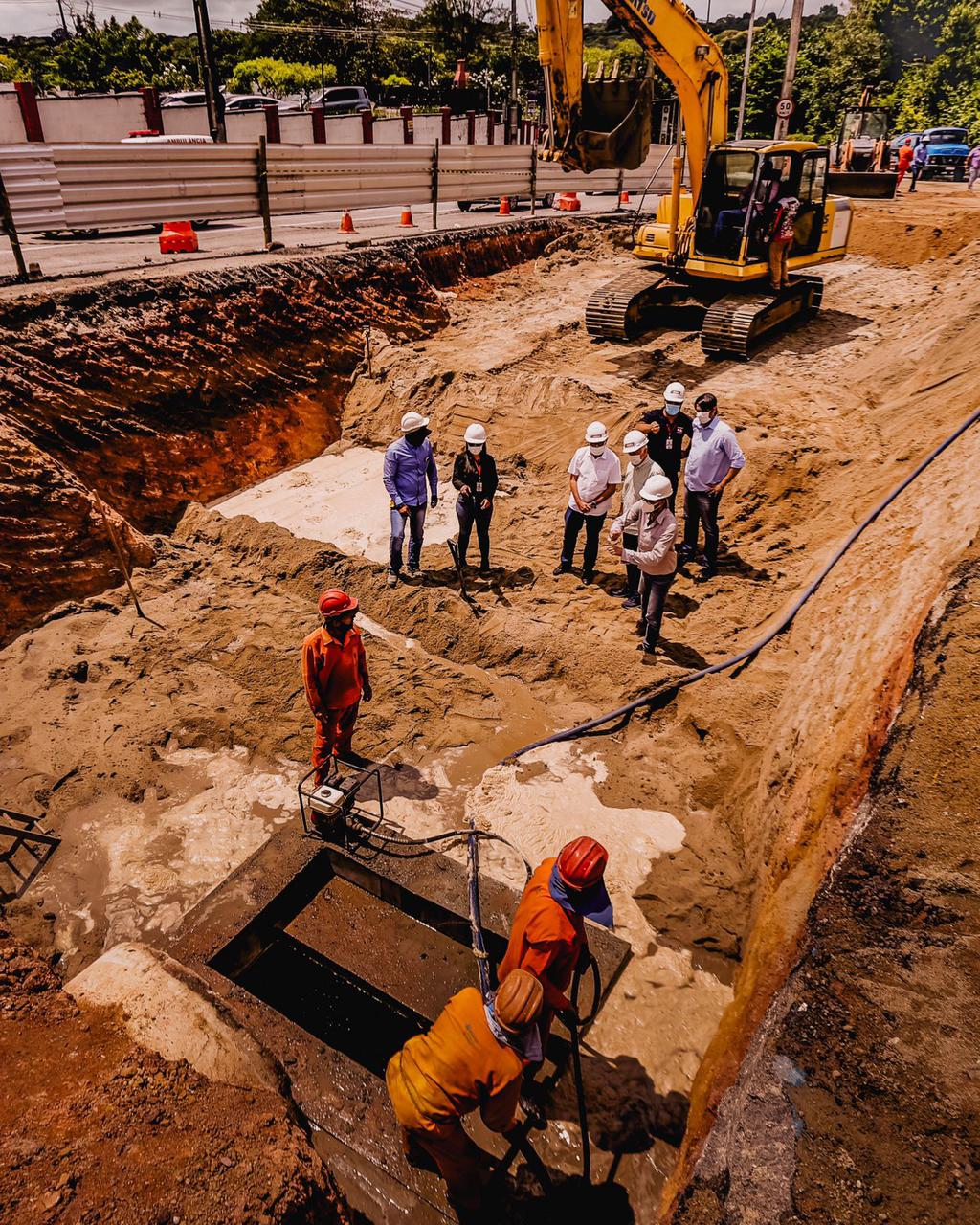 Prefeito Cícero inspeciona obras na Avenida Dom Pedro II que continua com trânsito bloqueado