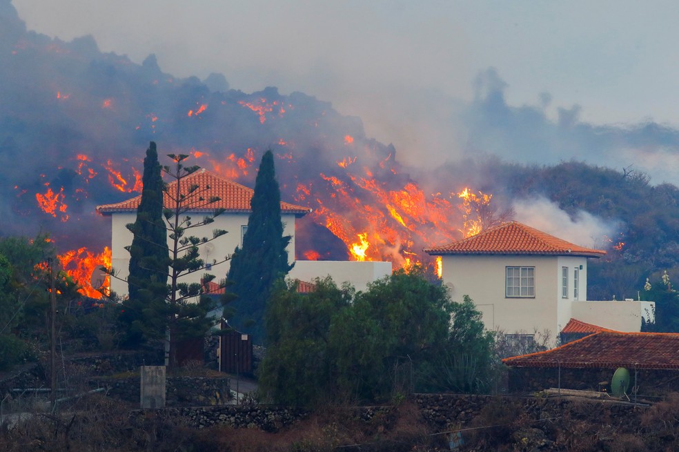 Lava de vulcão nas Canárias chega a casas e milhares de pessoas fogem; veja vídeo