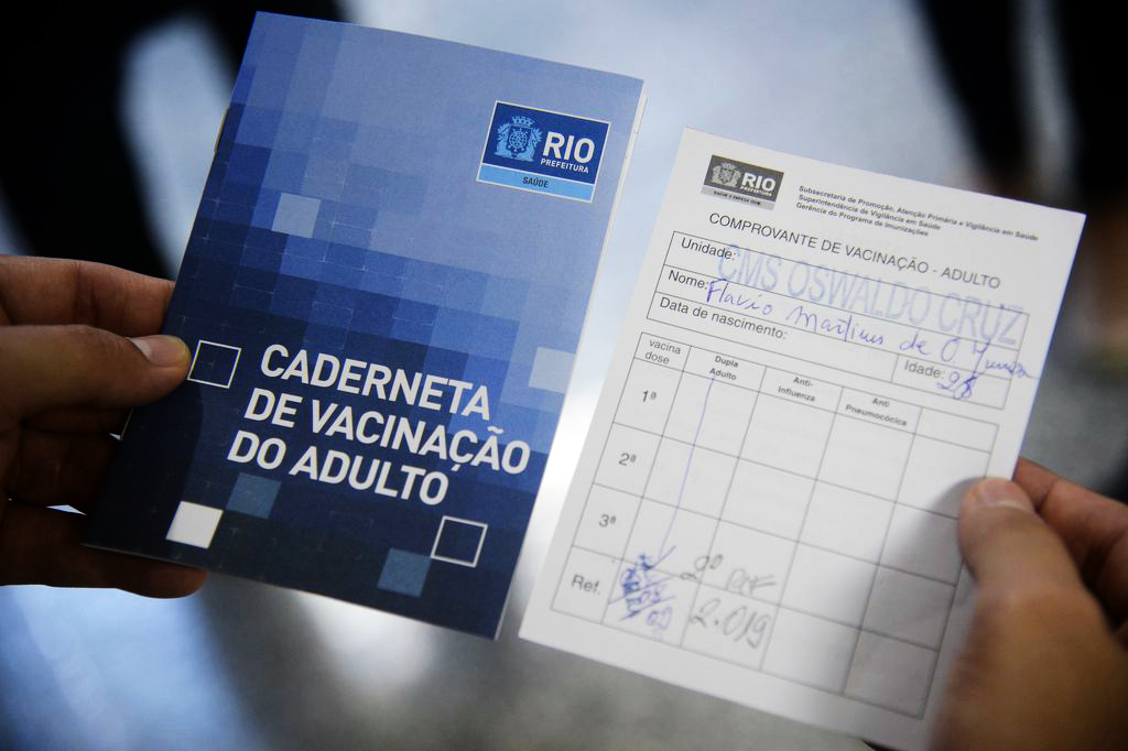 Certificado e comprovante de vacina no Centro Especial de Vacinação Álvaro Aguiar. (Fernando Frazão/Agência Brasil)