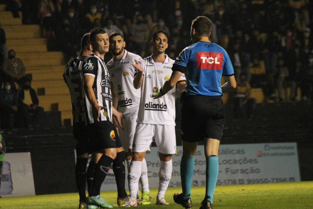 Botafogo decepciona, mesmo com dois jogadores a mais na maior parte da partida empata sem gols com o Criciúma