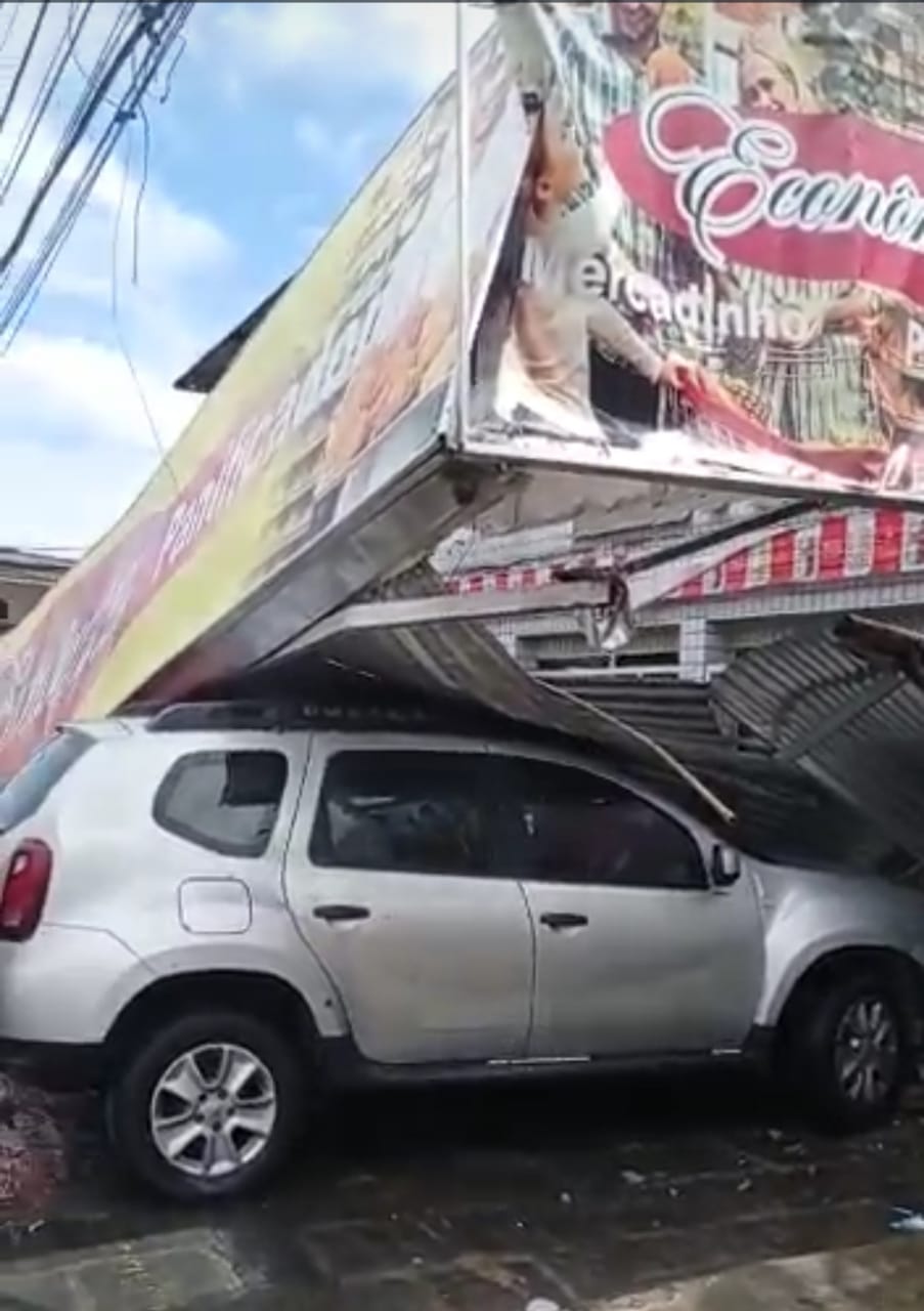 Marquise de padaria e mercadinho na Josefa Taveira em Mangabeira desaba, idoso fica ferido, carros e moto ficam danificados