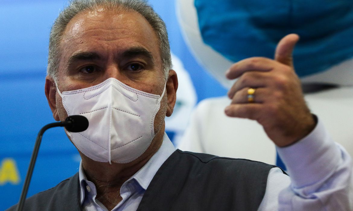 O ministro da Saúde, Marcelo Queiroga, fala hoje (8) sobre quais serão as abordagens do governo federal em relação à vacinação contra covid-19 para o ano de 2022.