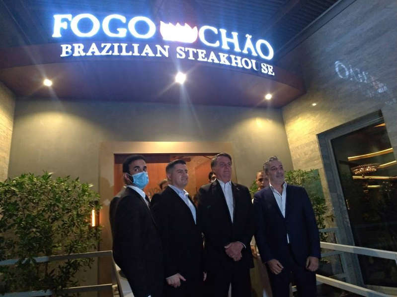 Bolsonaro é recebido com gritos de 'mito' em jantar com empresários em Dubai
