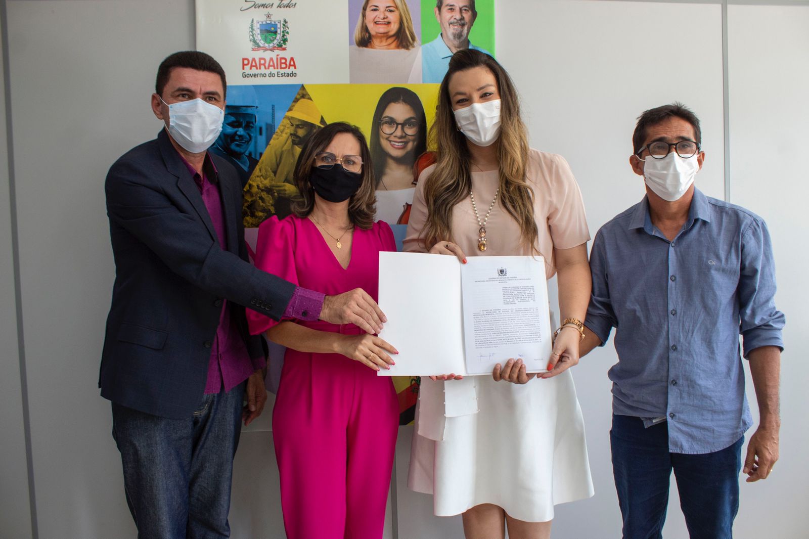 Deputada Camila acompanha prefeitos de sua base política na assinatura de contratos para recebimento de recursos assegurados em emendas parlamentares