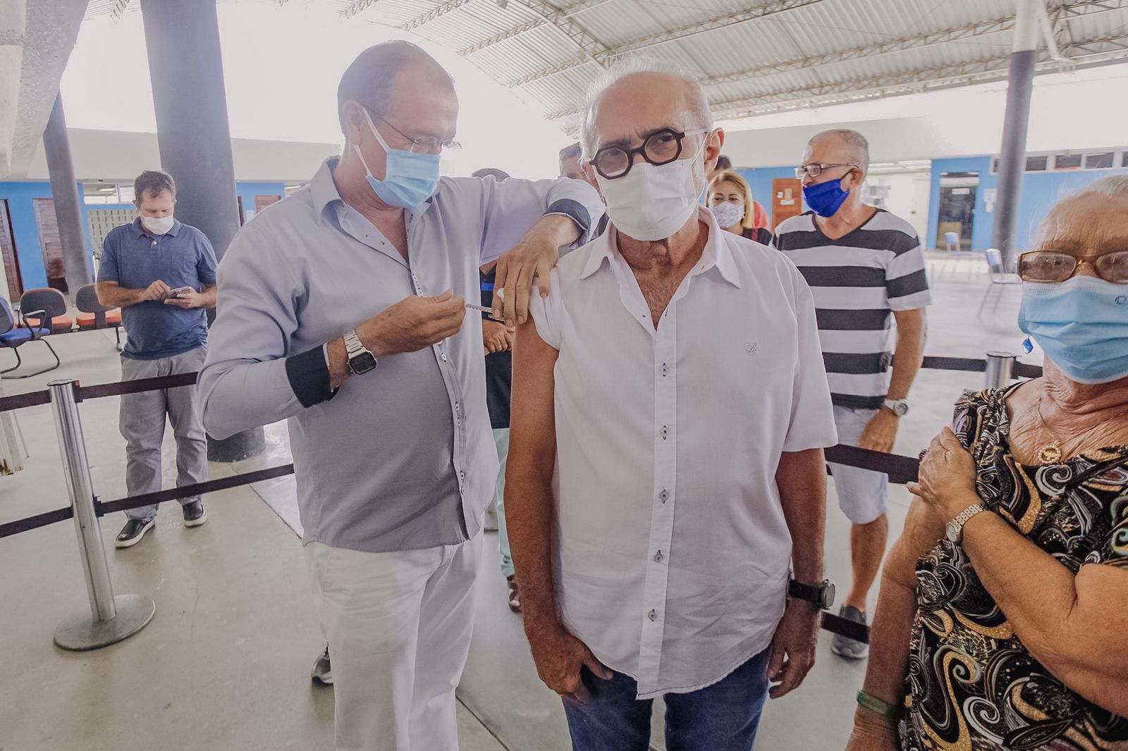 Cícero toma  a 3ª dose de reforço e convoca população a completar esquema vacinal contra a Covid-19