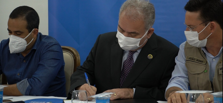 Ministério da Saúde e Pfizer assinam contrato para aquisição de 100 milhões de doses da vacina contra Covid-19 para 2022