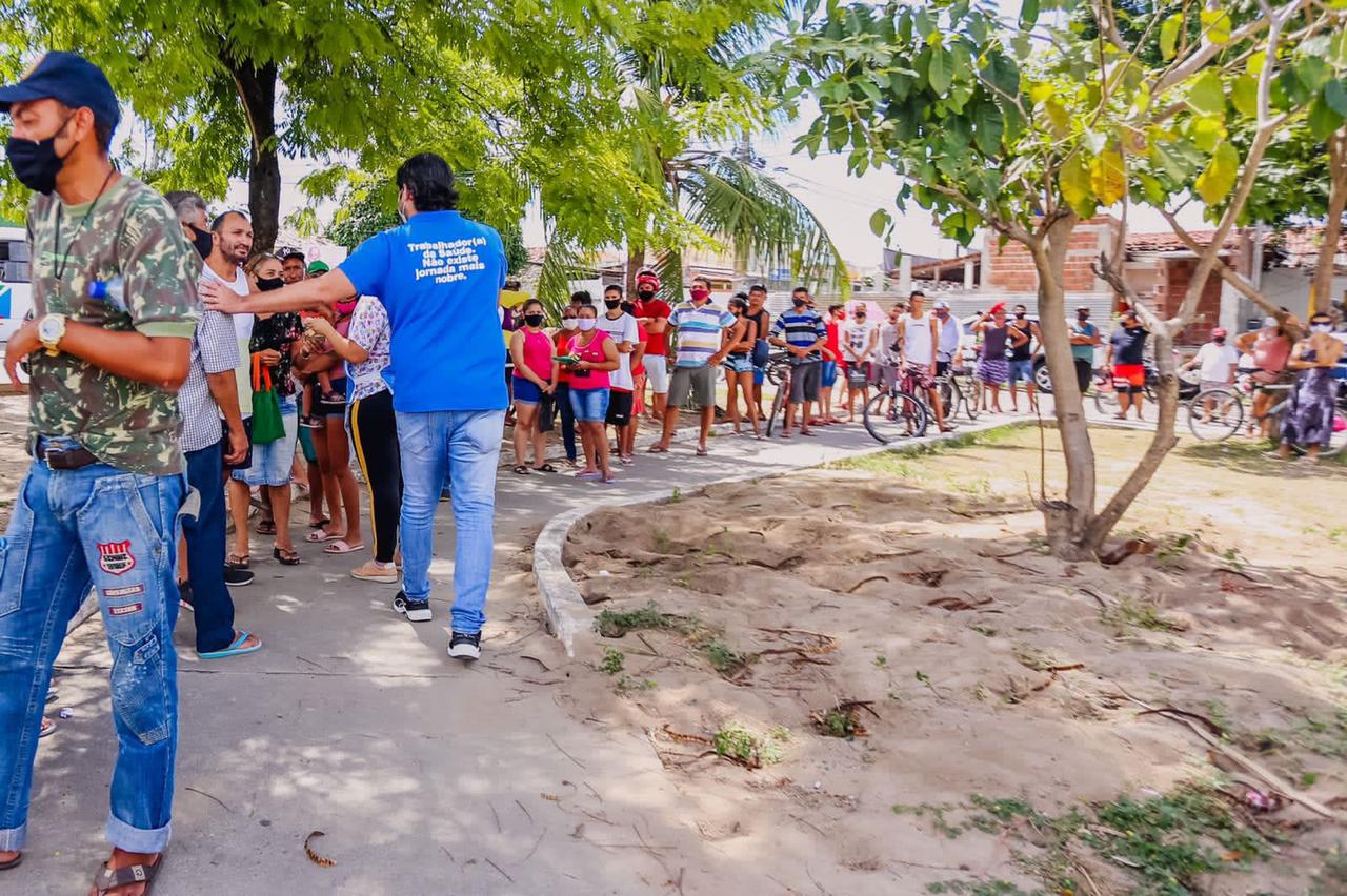 Prefeito interino, Leo Bezerra acompanha Dia D da vacinação contra a Covid-19