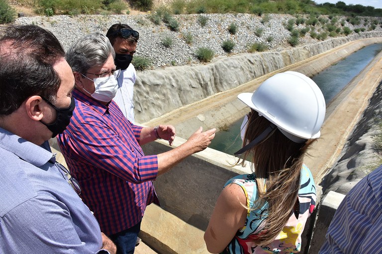 Governador João Azevêdo inspeciona obras do sistema de abastecimento de água de Monteiro, no Cariri paraibano