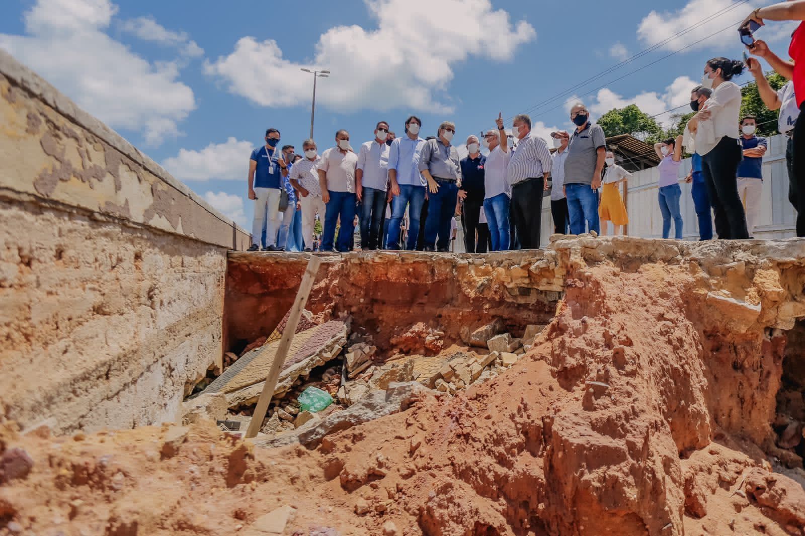 Com a presença do governador João, prefeito Cícero autoriza obra de reestruturação da calçadinha no trecho final da Av. Cabo Branco