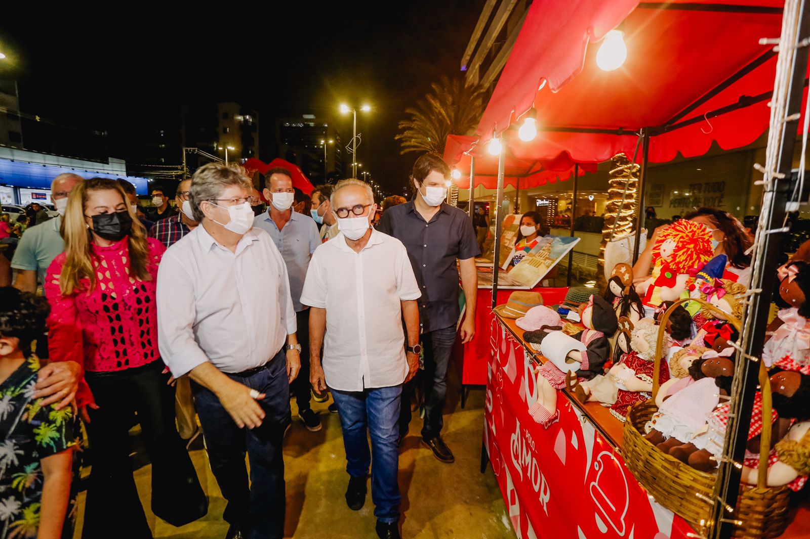 Acompanhado do governador  João, prefeito Cícero  abre "Natal dos Sentimentos" em três polos da Capital