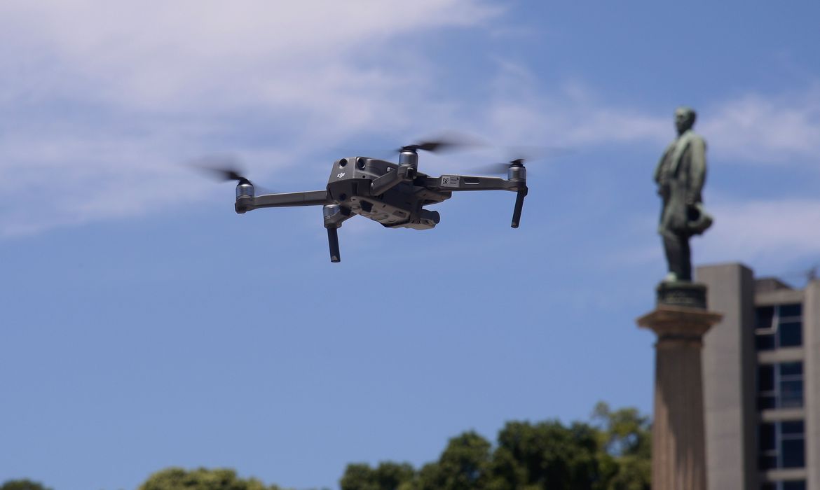 Polícia Federal realiza exercício simulado com o uso de drones para o combate a crimes eleitorais nos dias das eleições municipais de 2020, na Praça Mauá, região portuária do Rio de Janeiro.