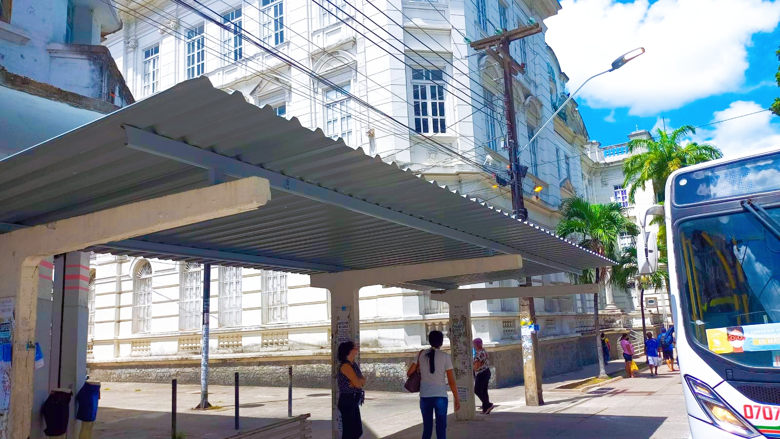 Prefeitura de João Pessoa atende usuários de ônibus coletivos e recupera cobertas de abrigos na Rua Guedes Pereira