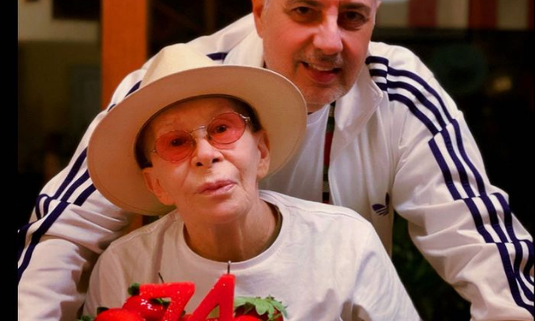 Diagnosticada com um tumor no pulmão esquerdo, cantora Rita Lee recebe carinho de fãs no aniversário de 74 anos