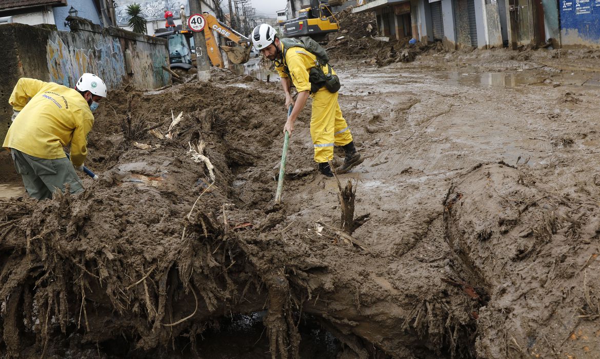 Socorro americano, EUA ajudarão com R$ 520 mil famílias atingidas por chuva em Petrópolis