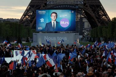 Liberal centrista, Emmanuel Macron derrota a extrema-direita Marine Le Pen e se reelege presidente da França