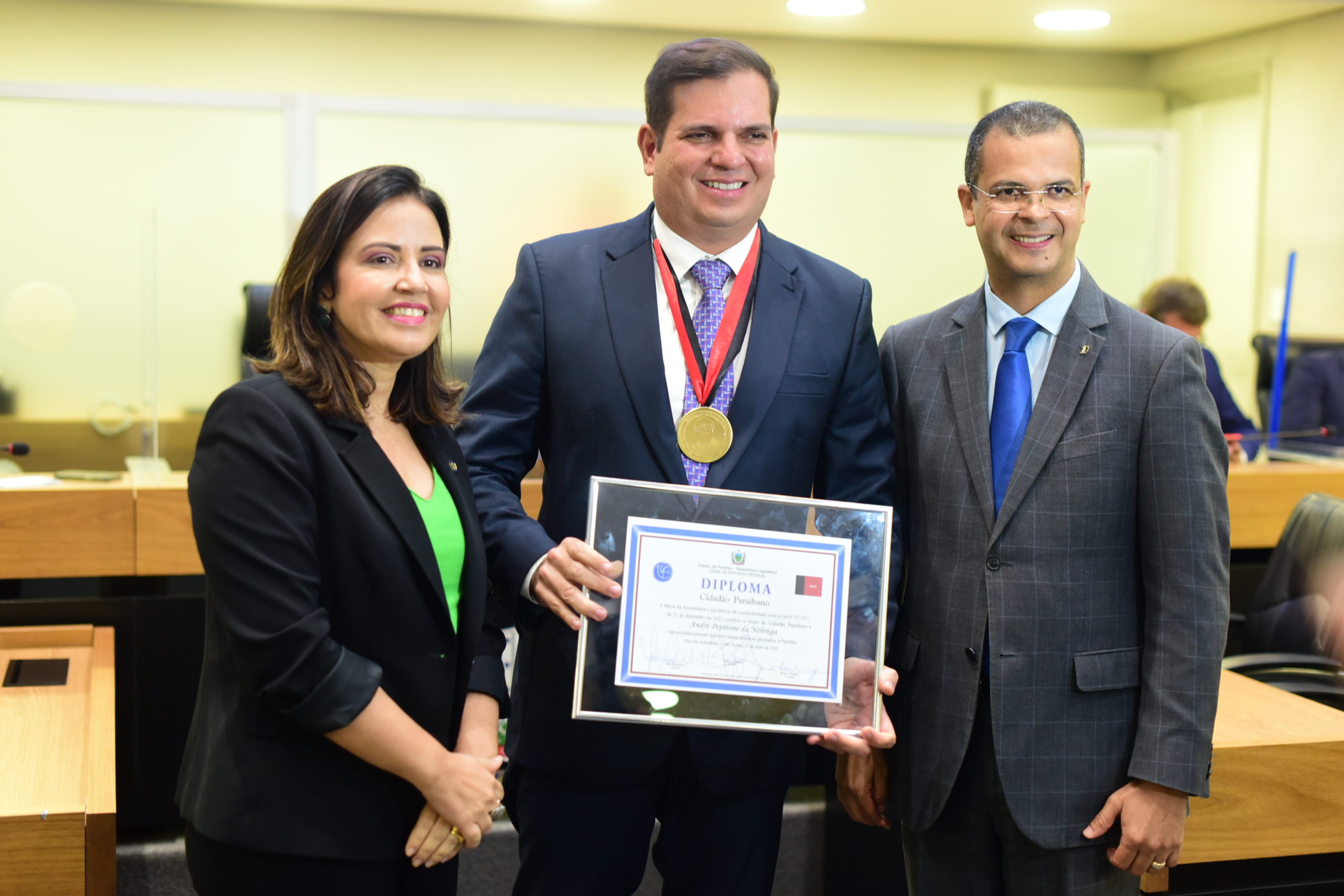 Dupla homenagem, Diretor-geral da ANEEL, André Pepitone, é agraciado com Título de Cidadão Paraibano e Medalha de Honra ao Mérito Legislativo