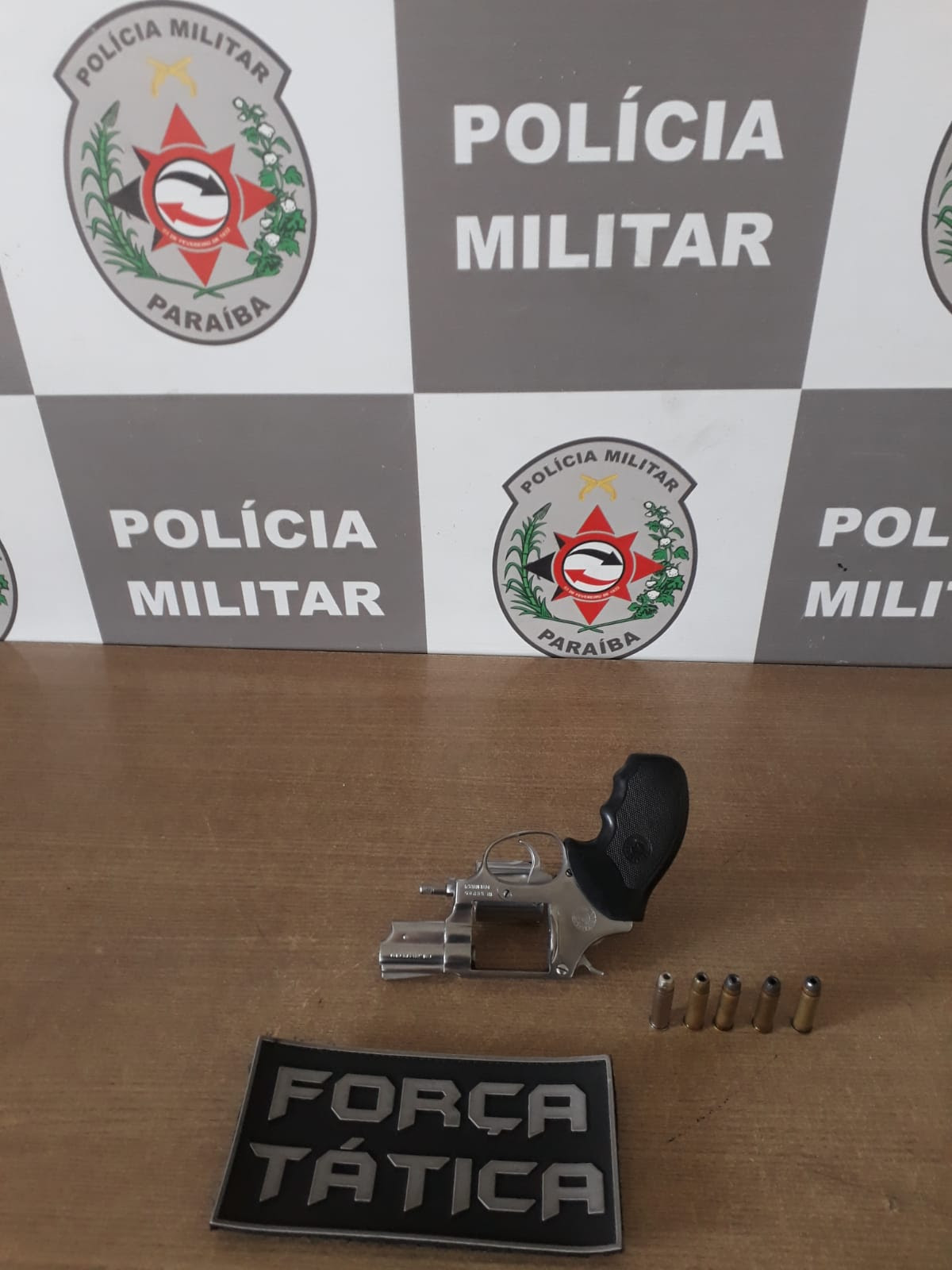 Polícia apreende arma em poder de uma mulher durante Operação Mercado Seguro na feira de Jaguaribe em João Pessoa