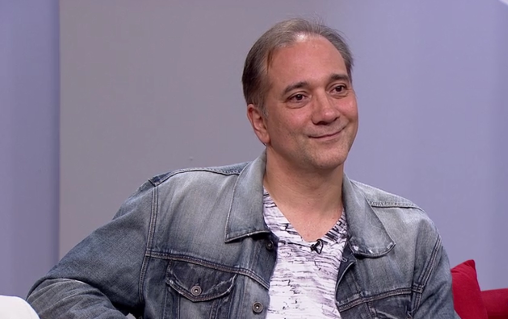 Bisturi, vocalista do grupo Biquíni Cavadão faz cirurgia para retirada de tumor maligno