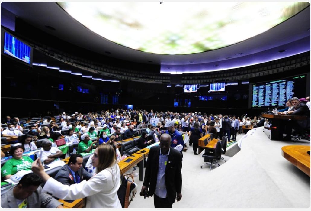 Câmara dos Deputados aprovação criação do piso salarial nacional para os enfermeiros, técnicos de enfermagem e parteiras