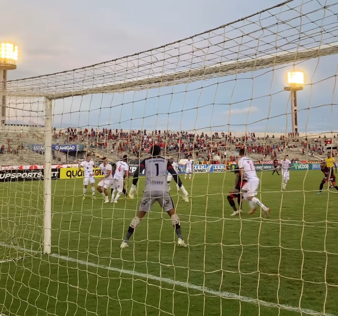 A uma posição da zona de rebaixamento, Campinense perde para o Vitória (BA) no Amigão e se complica na série C