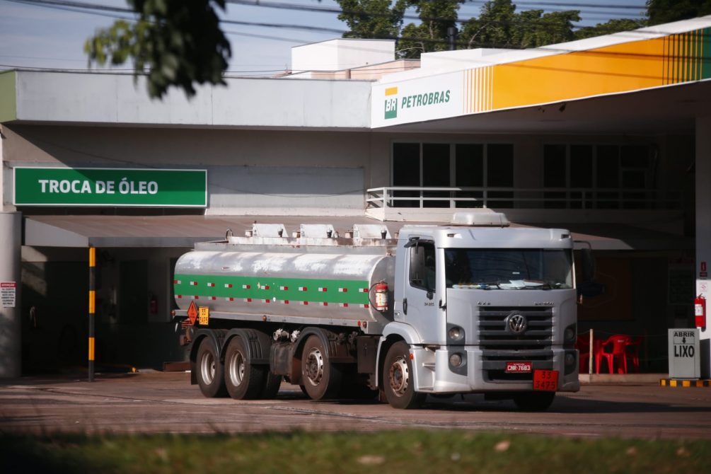 Com estoque para atender o mercado por apenas mais 20 dias, Brasil corre risco de desabastecimento do Diesel S10, alerta Petrobras