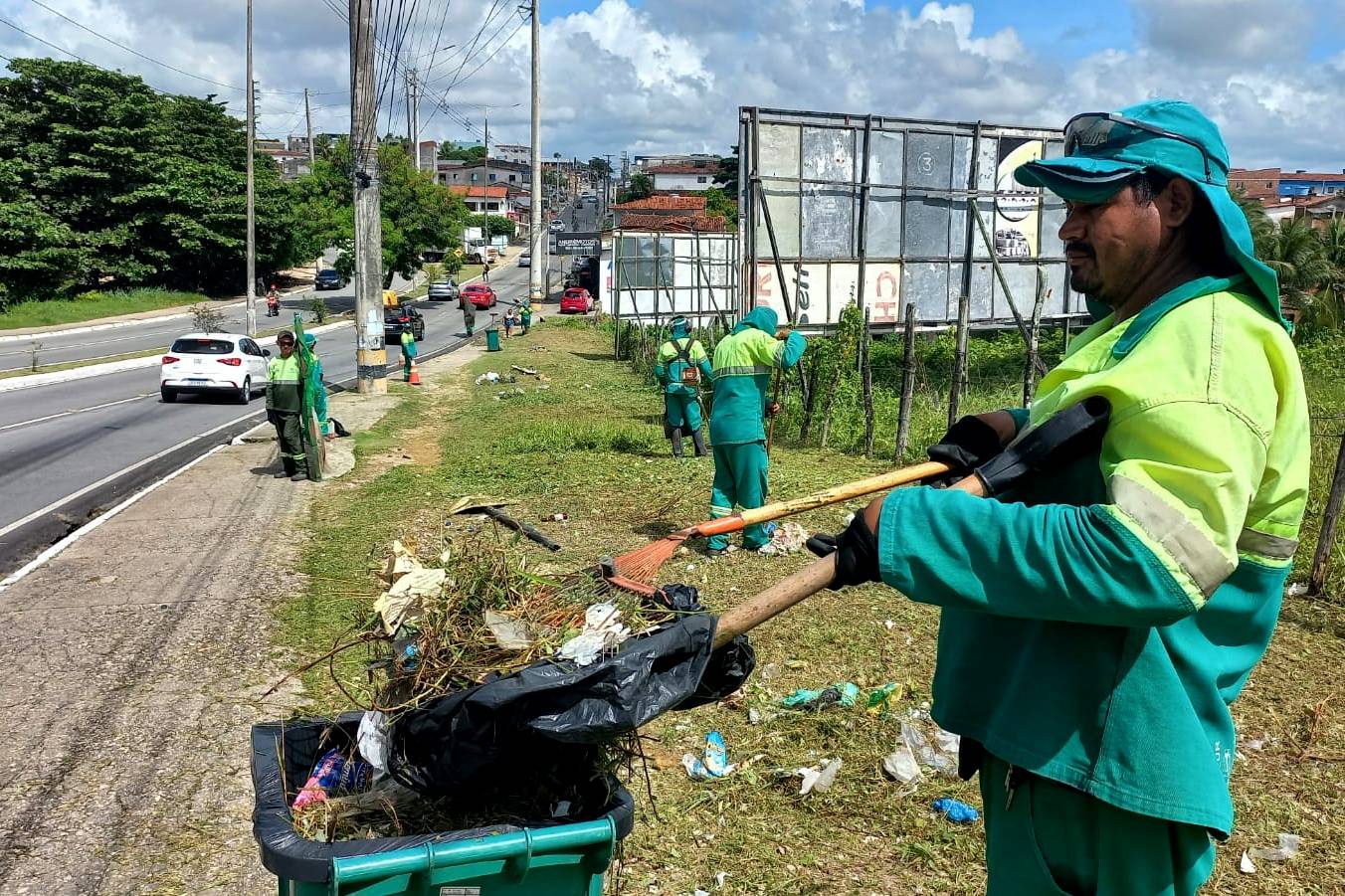 Emlur executa serviços de capinação e roçagem em oito avenidas de João Pessoa nesta quinta-feira