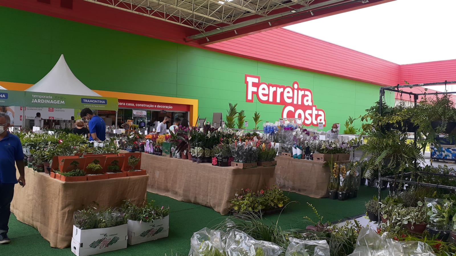 No mês das noivas, Home Center Ferreira Costa realiza Feira de Flores de Holambra