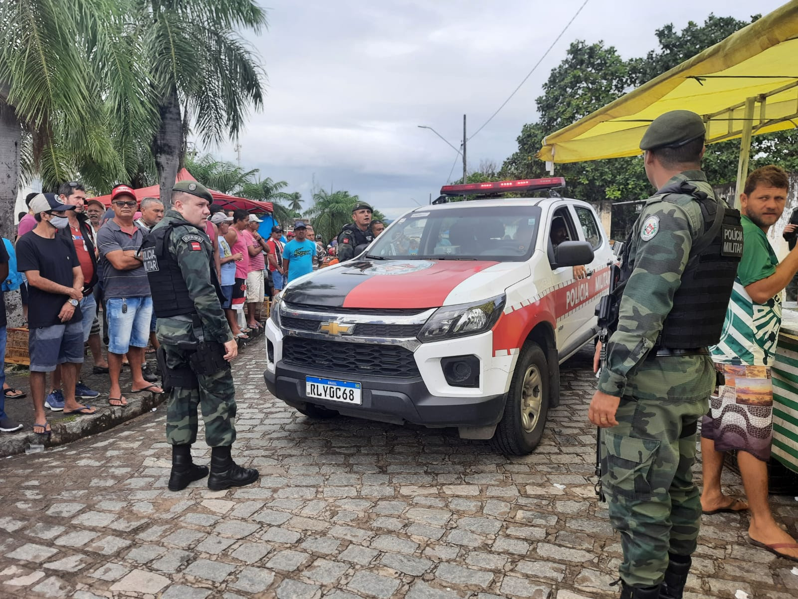 Operação Dia das Mães: Polícia Ambiental apreende mais de 90 aves silvestres e prende homem com tornozeleira eletrônica na feira livre , em Guarabira
